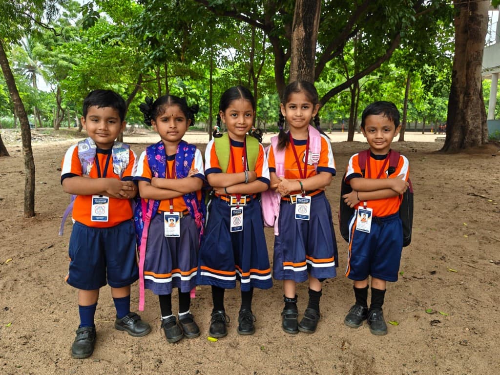 LKG – Class 5 — Weekday uniform (Mon, Tue, Thu, Fri)